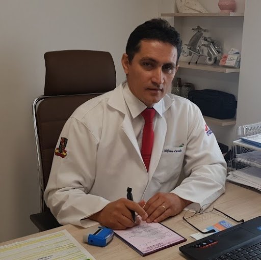 Foto Dr. Idelfonso Carvalho em seu consultório